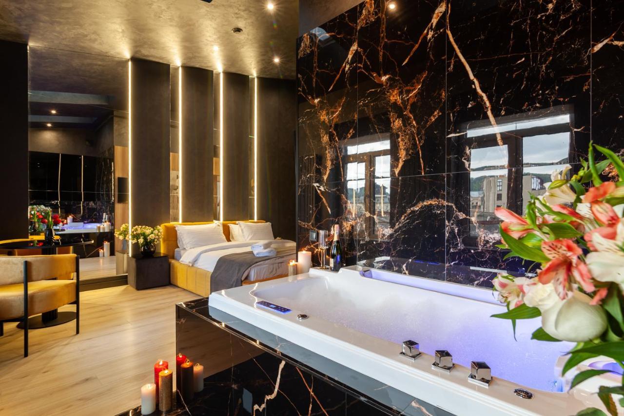 Aristo Jacuzzi Hotel 利沃夫 外观 照片