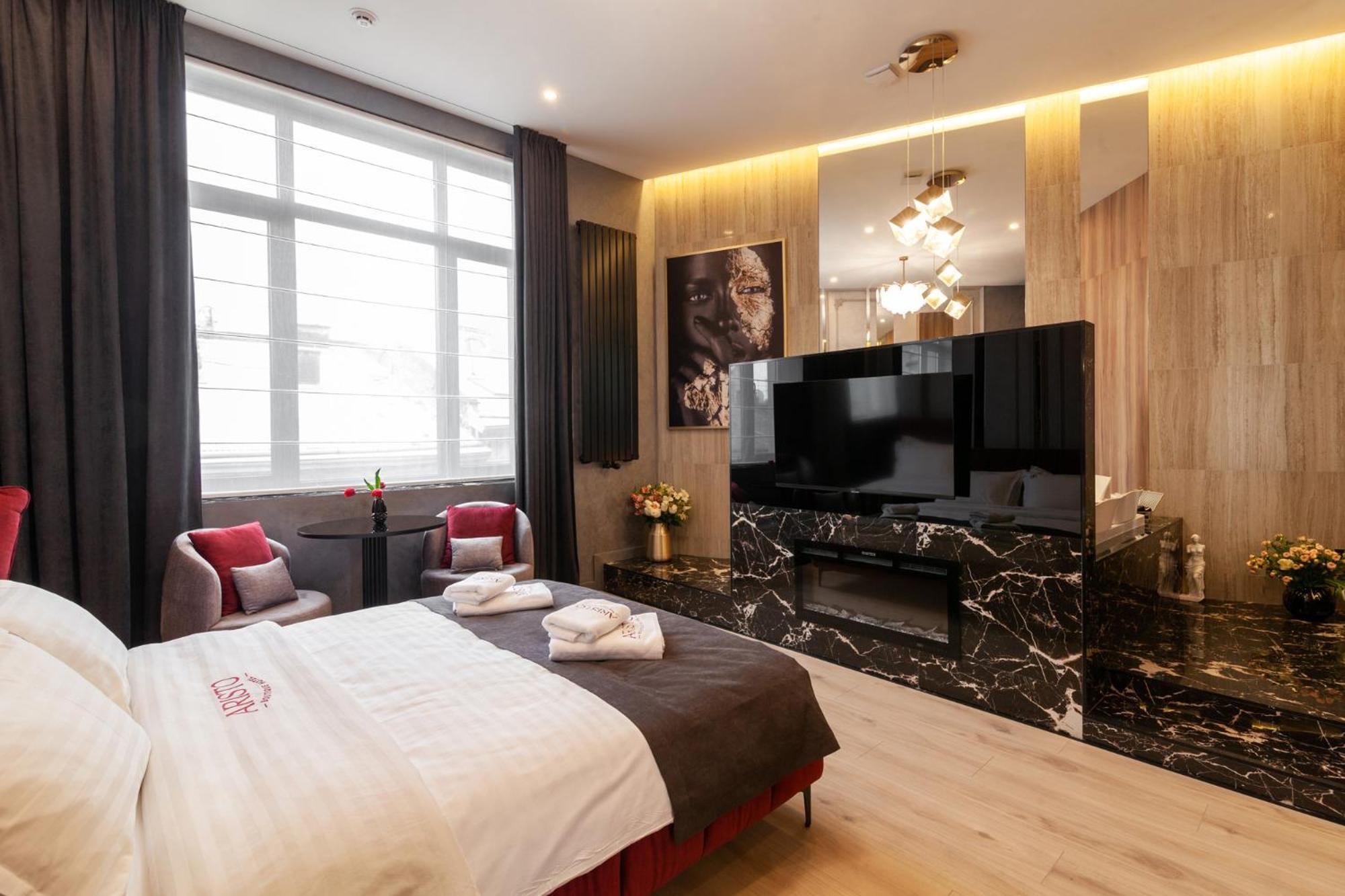 Aristo Jacuzzi Hotel 利沃夫 外观 照片