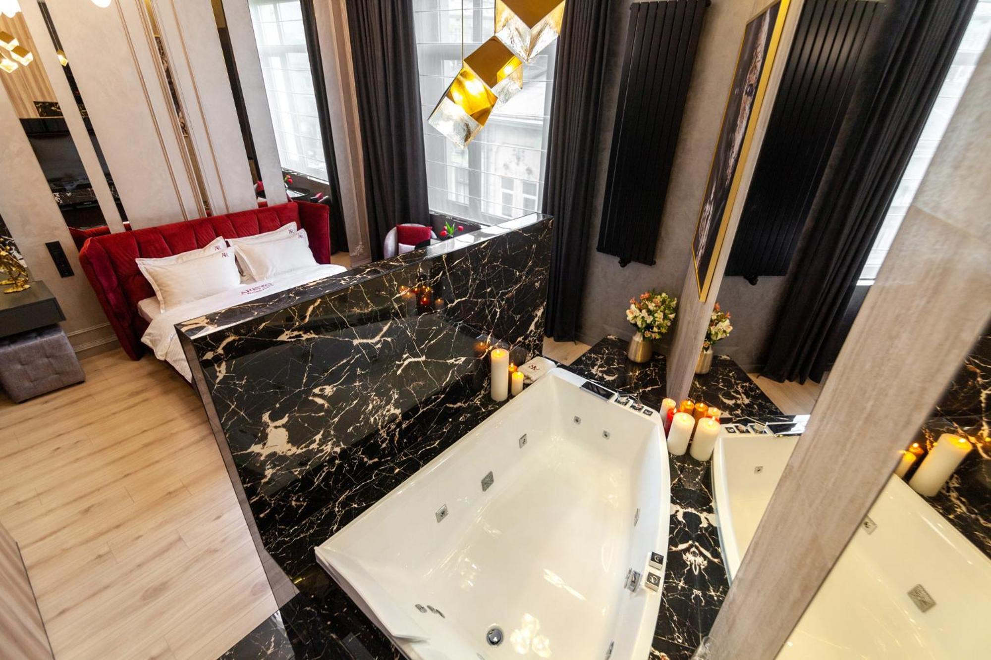Aristo Jacuzzi Hotel 利沃夫 外观 照片